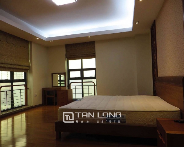 A 3-bedroom apartment for rent on Doi Can street, Ba Dinh district! 3