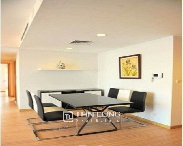 A luxury apartment for rent in Lang Ha street 3