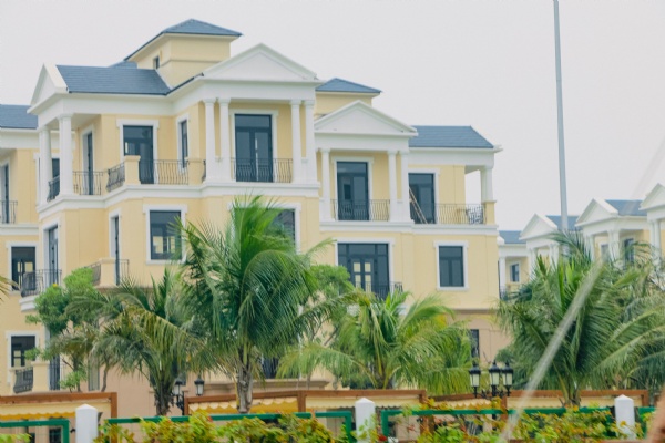 A Semi-detached villa for rent in Vinhomes Ocean Park 2 - Dao Dua subdivision facing Mega Complex