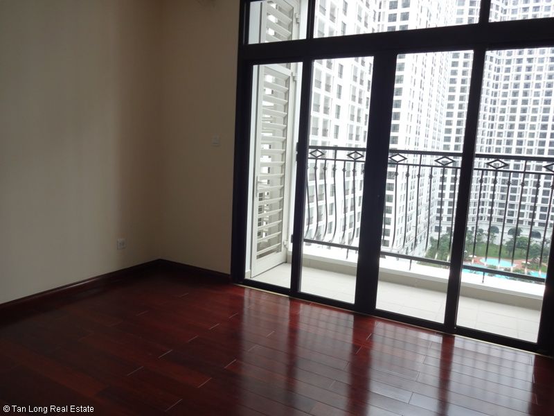 An adorable unfurnished 02 bedrooms apartment for rent in Royal City, Thanh Xuan Dict, Ha Noi. 1