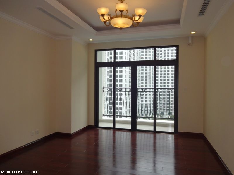 An adorable unfurnished 02 bedrooms apartment for rent in Royal City, Thanh Xuan Dict, Ha Noi. 2