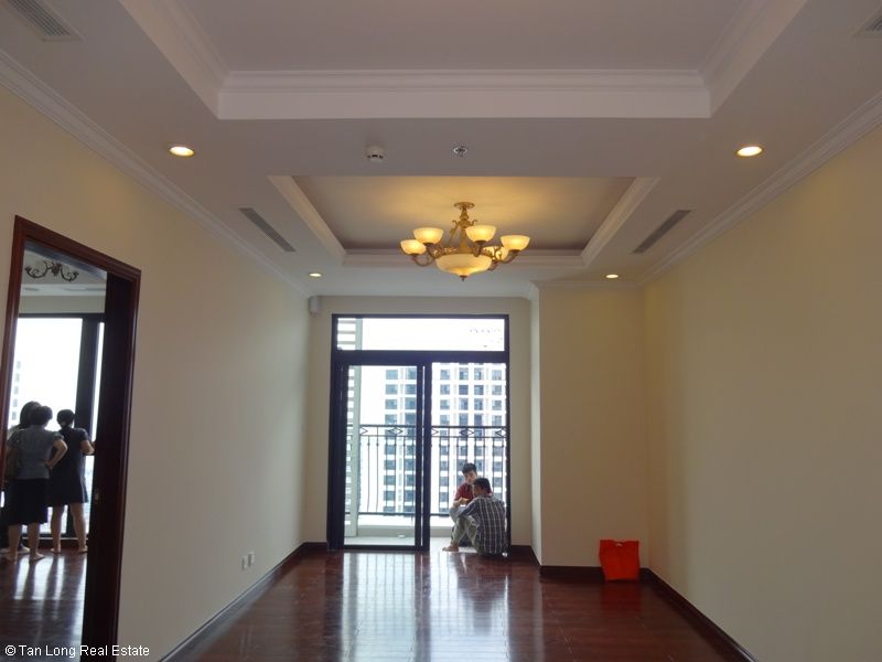 An adorable unfurnished 02 bedrooms apartment for rent in Royal City, Thanh Xuan Dict, Ha Noi. 3