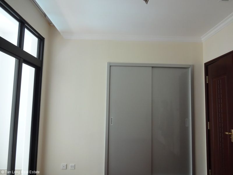 An adorable unfurnished 02 bedrooms apartment for rent in Royal City, Thanh Xuan Dict, Ha Noi. 4