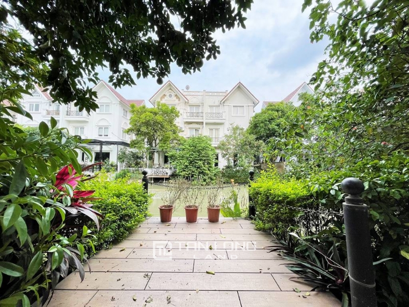 Beautiful garden villa for rent in Vinhomes Riverside 19