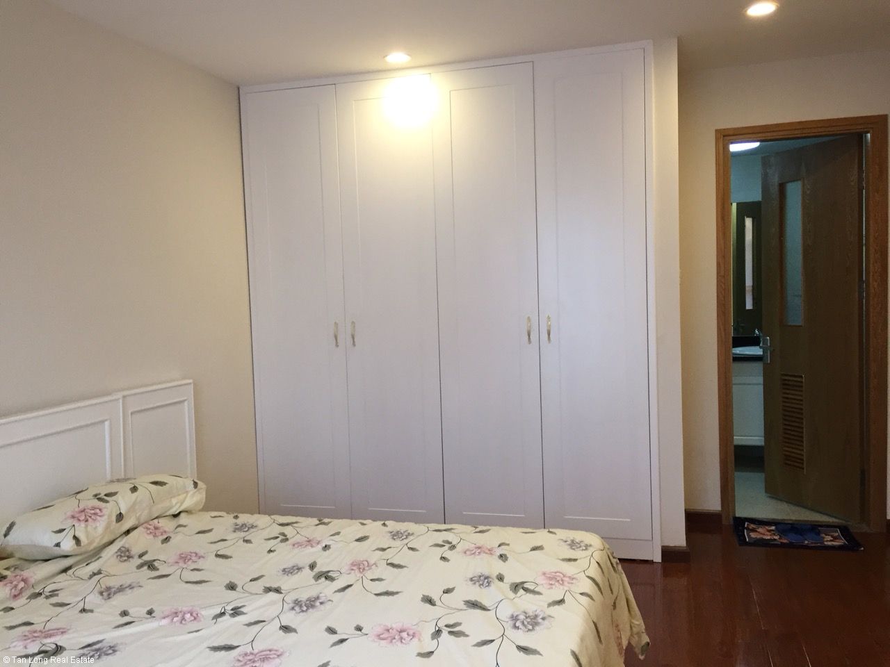 Brand new 3 bedroom furnished apartment in N04 building for rent on Hoang Dao Thuy street, Trung Hoa Nhan Chinh, Cau Giay 4