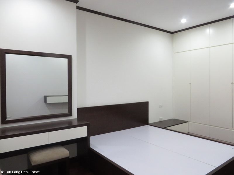 Brand-new apartment to rent on high-rise building in Ba Dinh district. 2