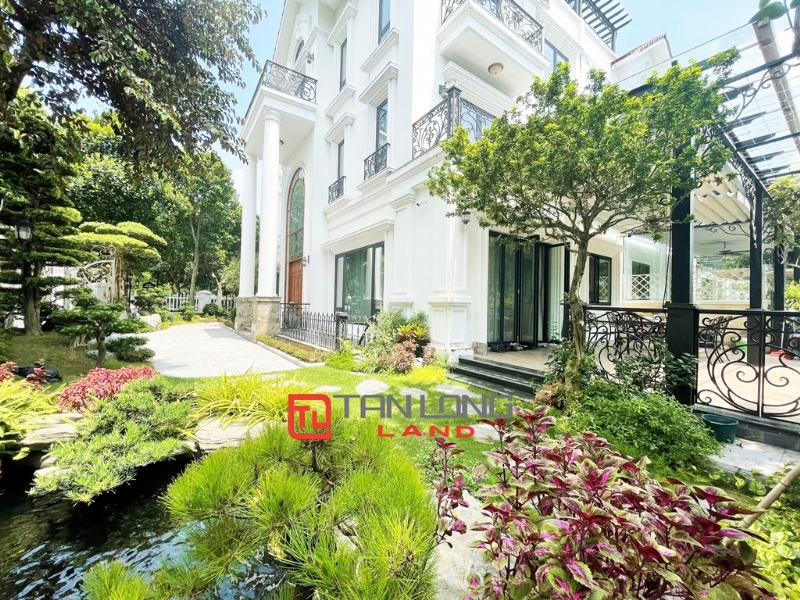 Capacious garden villa for rent in Vinhomes Riverside Long Bien 3