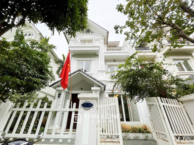 Cheap classic villa for rent in Vinhomes Riverside Anh Dao 1