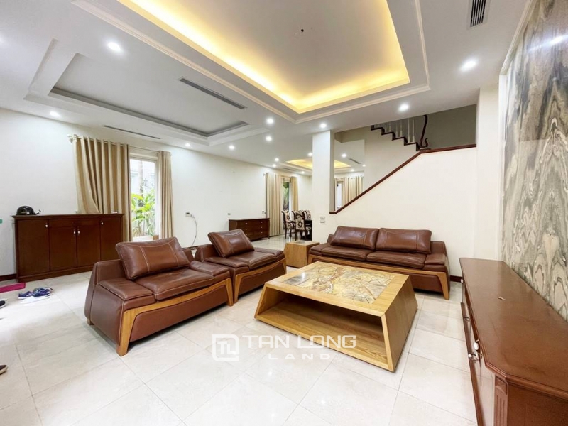 Cheap classic villa for rent in Vinhomes Riverside Anh Dao 3