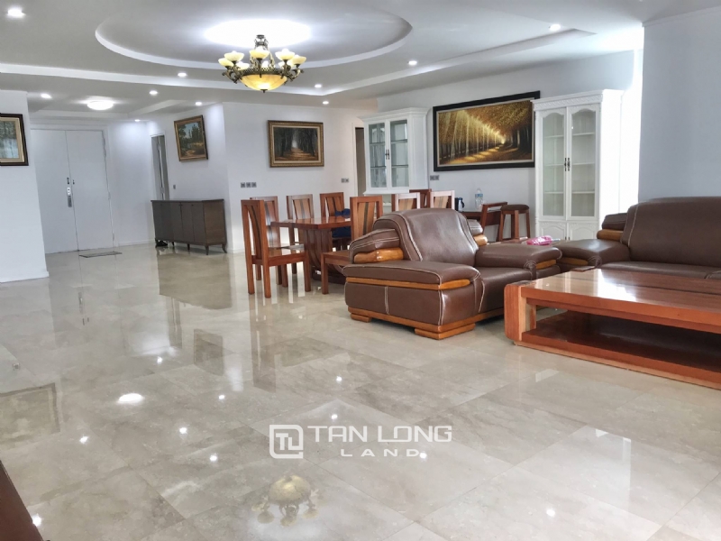 Classic 267sq.m apartment for rent in L2 Ciputra, overlooking the golf course 2
