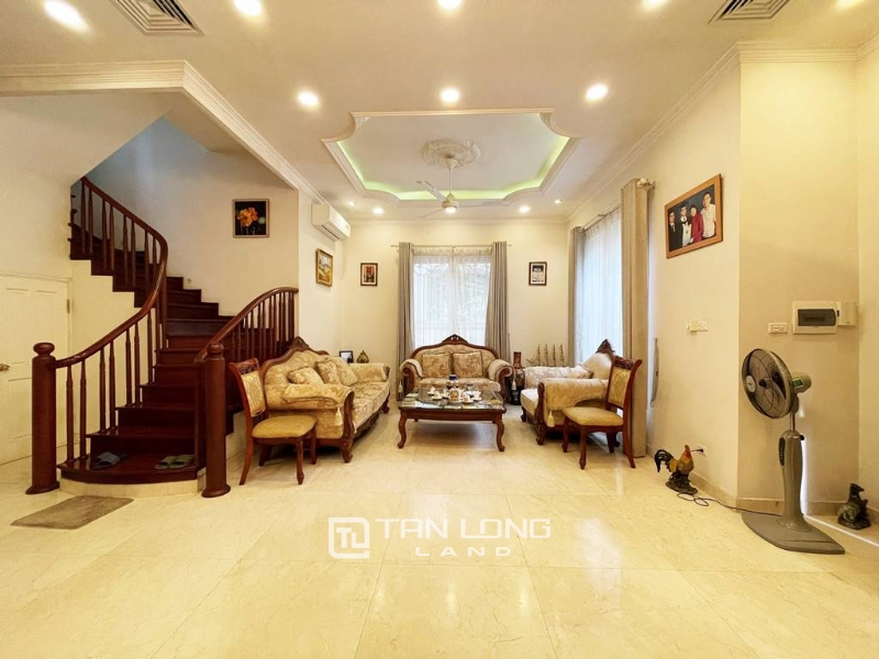 Classic villa in Vinhomes Riverside Anh Dao for rent 1