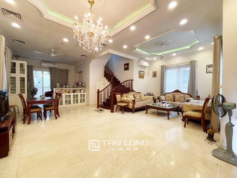 Classic villa in Vinhomes Riverside Anh Dao for rent 2