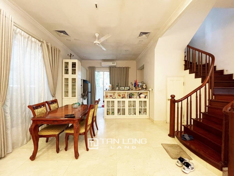 Classic villa in Vinhomes Riverside Anh Dao for rent 4