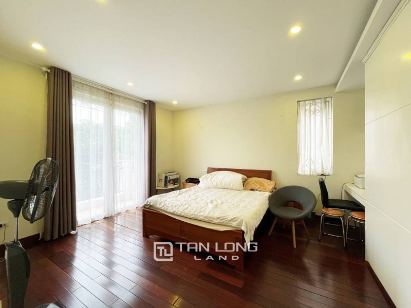 Classic villa in Vinhomes Riverside Anh Dao for rent 6