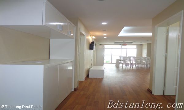 Fully furnished apartment for rent in 713 Lac Long Quan 3