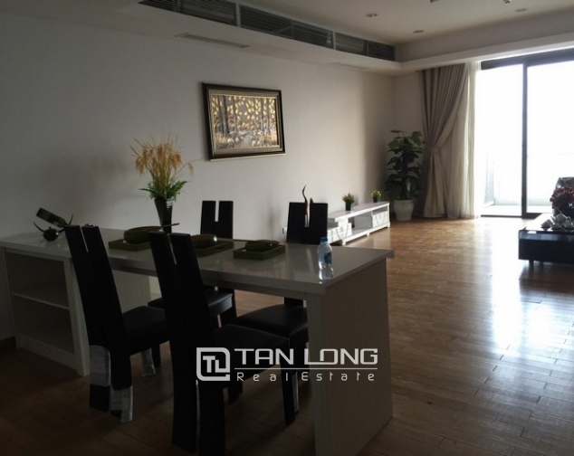 Glamorous Dolphin Plaza apartment in Nam Tu Liem District for lease 6