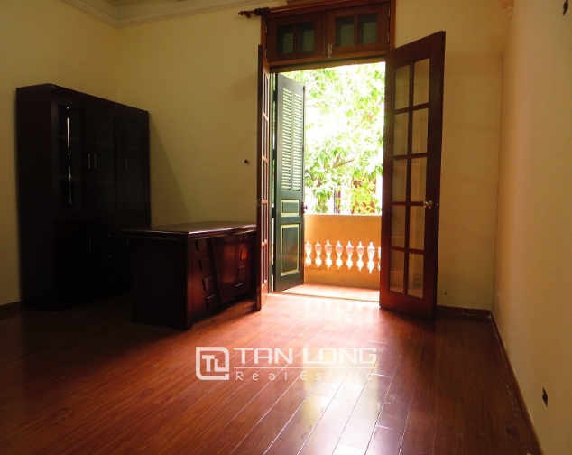 House to sell in Thong Phong lane, Ton Duc Thang street, 6 beds/ 3 baths 6