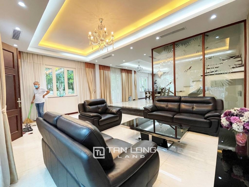 Impressive corner villa for rent in Vinhomes Riverside Bang Lang 3