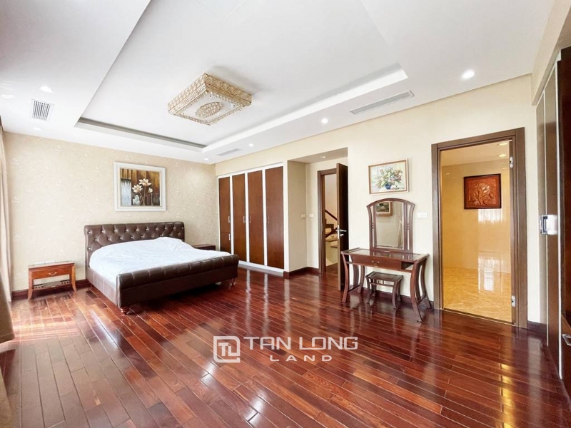 Impressive corner villa for rent in Vinhomes Riverside Bang Lang 8