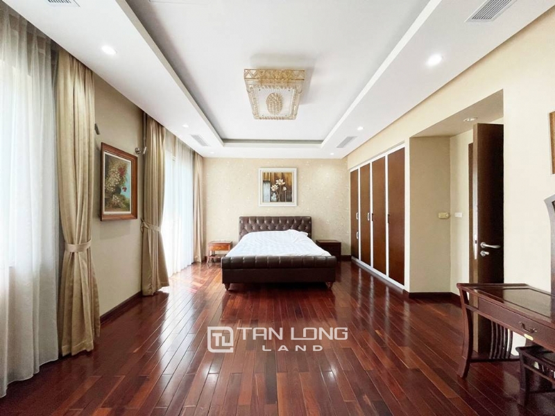 Impressive corner villa for rent in Vinhomes Riverside Bang Lang 9