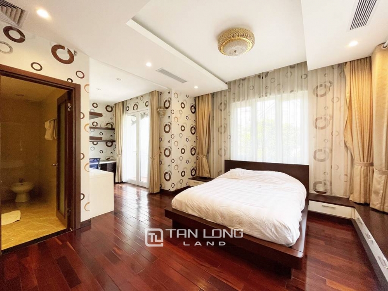 Impressive corner villa for rent in Vinhomes Riverside Bang Lang 10