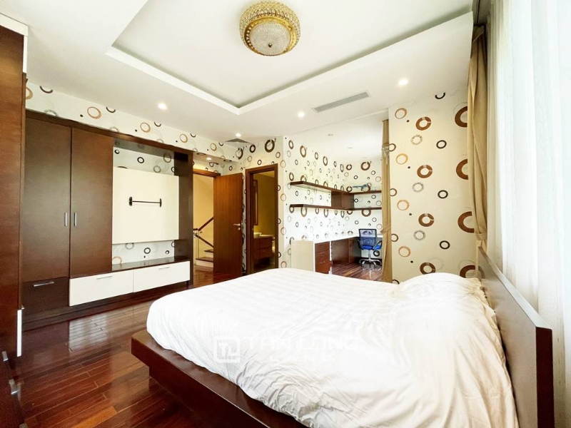 Impressive corner villa for rent in Vinhomes Riverside Bang Lang 11
