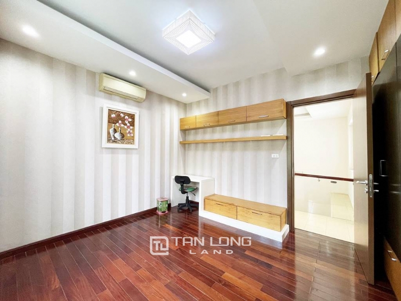 Impressive corner villa for rent in Vinhomes Riverside Bang Lang 12