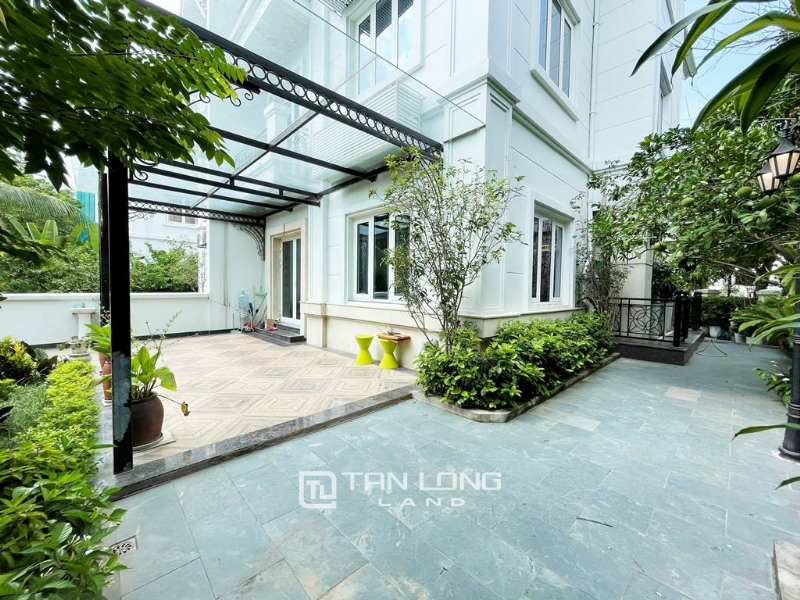 Impressive corner villa for rent in Vinhomes Riverside Bang Lang 17
