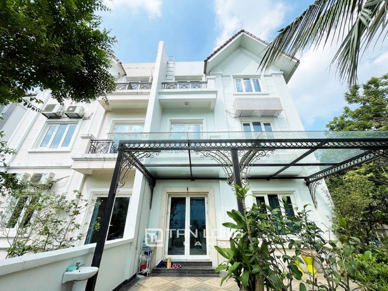Impressive corner villa for rent in Vinhomes Riverside Bang Lang 18