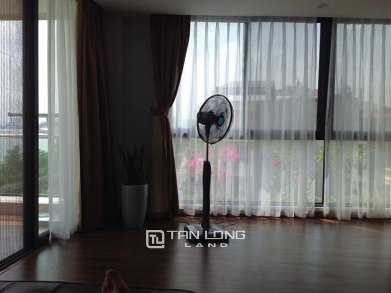 Lake view apartment for rent in road surface Nhat Chieu street, Tay ho district 6