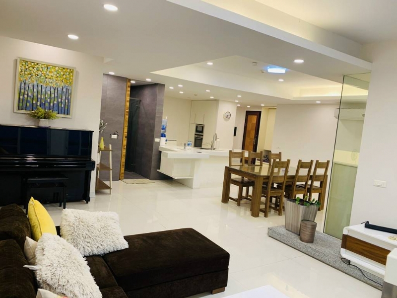 Luxurious 2BDs / 154SQM apartment in E5 Ciputra for rent 2