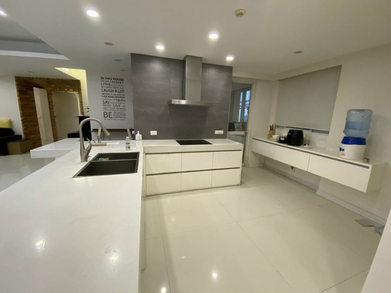 Luxurious 2BDs / 154SQM apartment in E5 Ciputra for rent 7