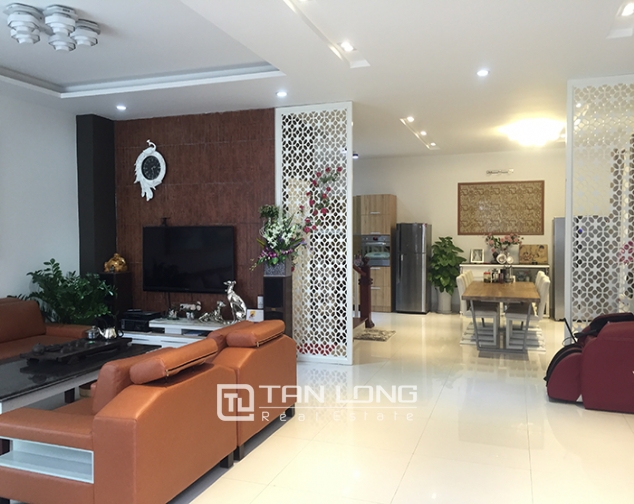 Luxurious 3 bedrooms villa for rent in Anh Dao, Vinhomes, Long Bien dis 1