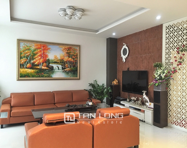 Luxurious 3 bedrooms villa for rent in Anh Dao, Vinhomes, Long Bien dis 2