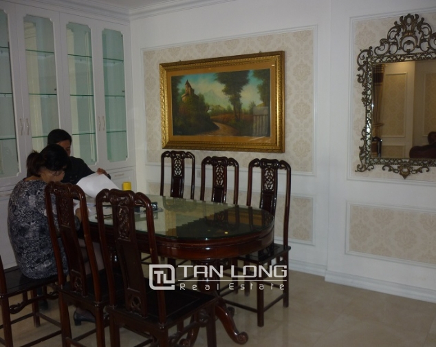 Middle floor 3 bedroom apartment in Tower C, Golden Palace for lease 3