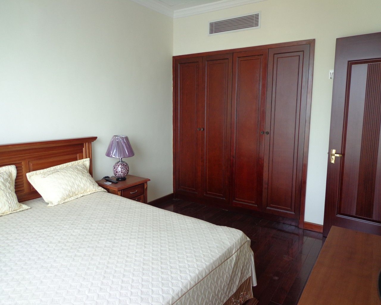 Modern 3 bedroom apartment for rent in Vincom Center, Mai Hac De str, Hai Ba Trung dist 10