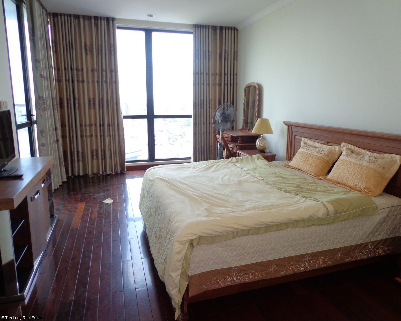 Modern 3 bedroom apartment for rent in Vincom Center, Mai Hac De str, Hai Ba Trung dist 8