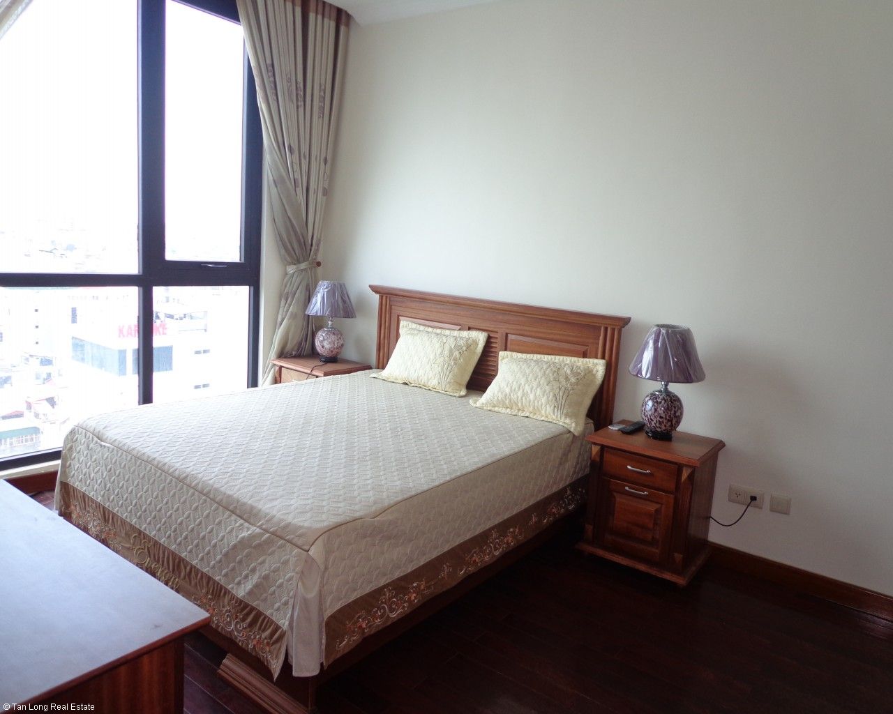 Modern 3 bedroom apartment for rent in Vincom Center, Mai Hac De str, Hai Ba Trung dist 9