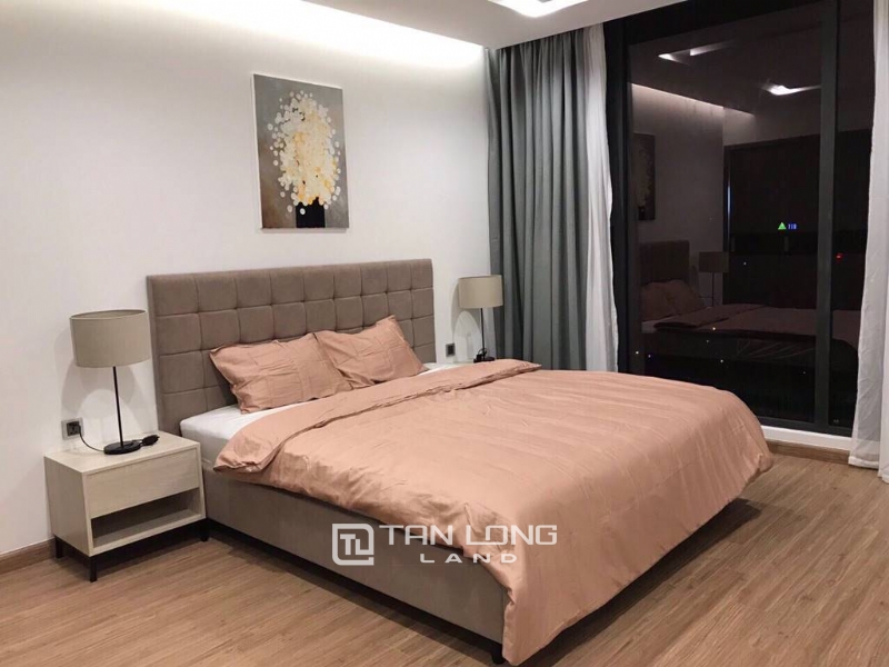 Nice lake view apartment for rent in Vinhomes Metropolis with modern furniture 4