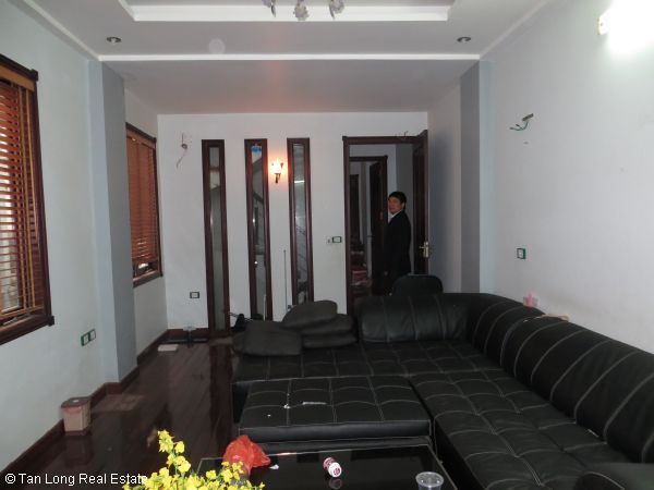 No brokerage furnished 4 bedroom house to lease in Dich Vong, Cau Giay street 9