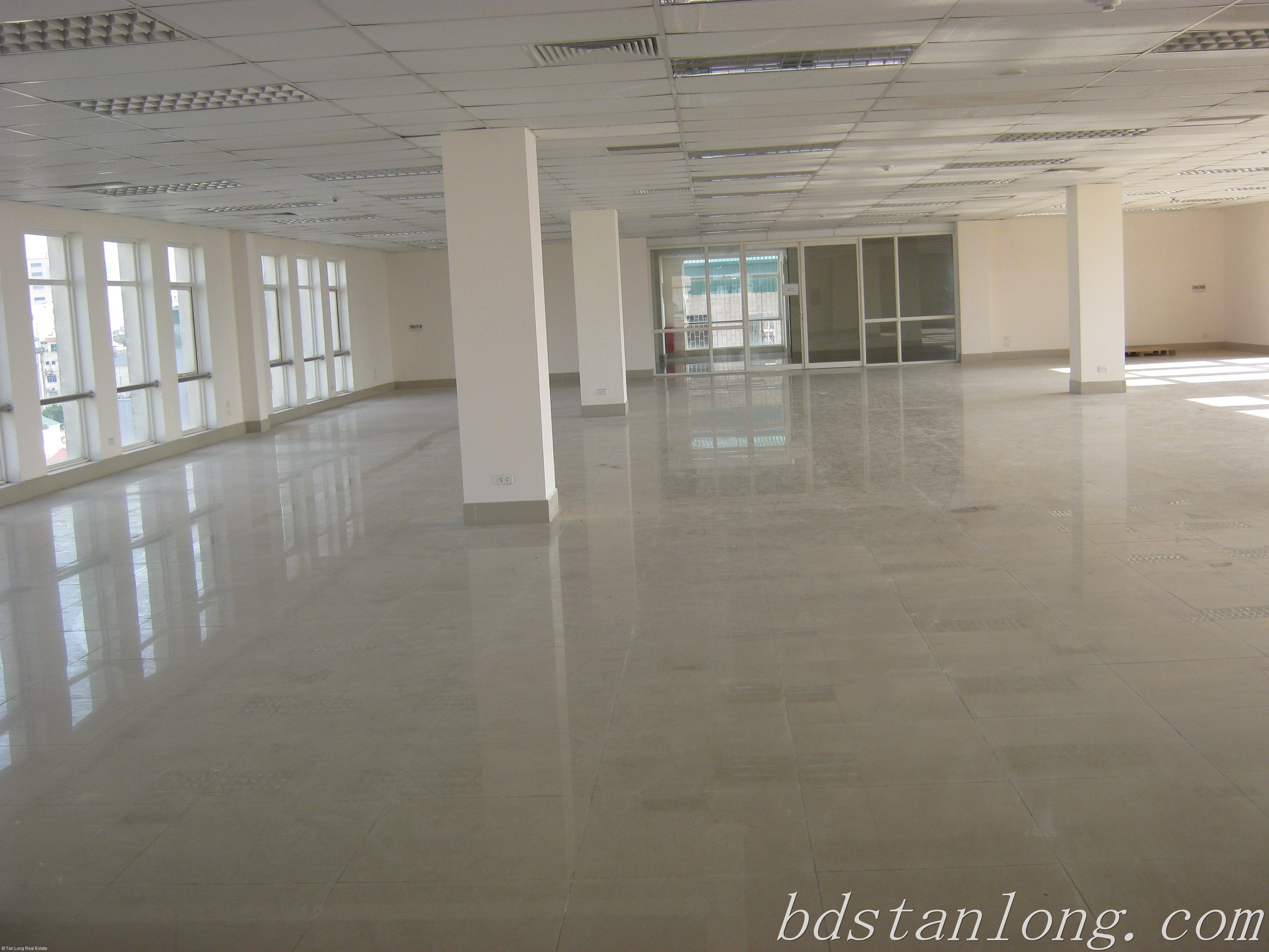 Office for rent in professional office building in Ly Thuong Kiet street, Hoan Kiem district, Hanoi. 2