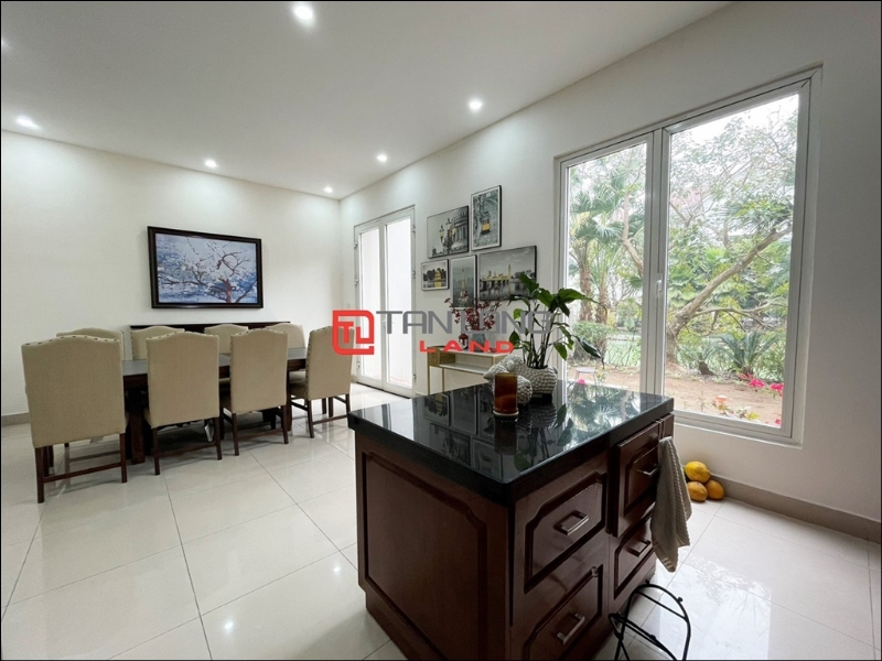 Picturesque-view and a -large garden villa for rent in  Vinhomes Riverside Long Bien 4