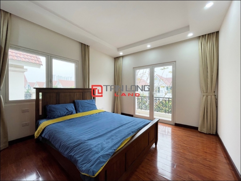 Picturesque-view and a -large garden villa for rent in  Vinhomes Riverside Long Bien 11