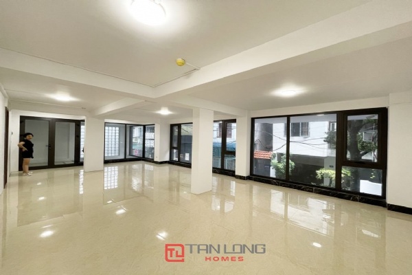Pretty office for lease in Xuan Dieu street, Tay Ho district.
