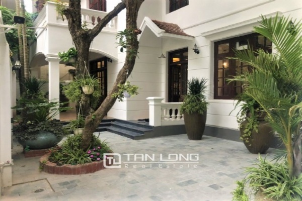 Renovated villa for rent on Xuan Dieu street, Tay Ho district