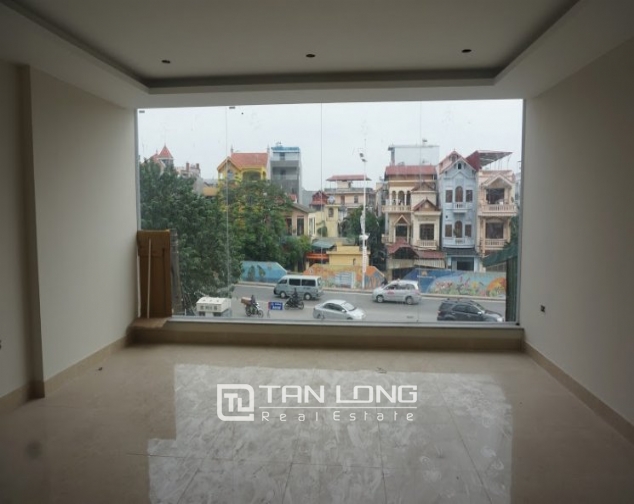 Road-front office for rent on level 3-4 in Au Co, Tay Ho, Hanoi 1