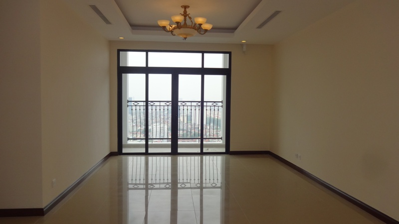 Selling 3 bedroom apartment in R1 Vinhomes Royal City, no furnishing