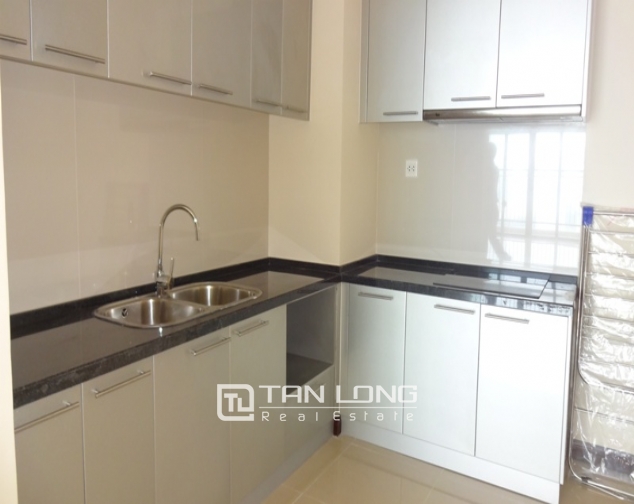 Selling 3 bedroom apartment in R1 Vinhomes Royal City, no furnishing 3