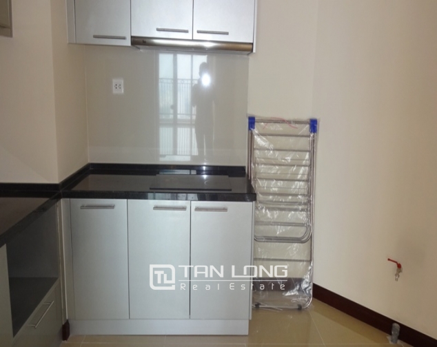 Selling 3 bedroom apartment in R1 Vinhomes Royal City, no furnishing 4
