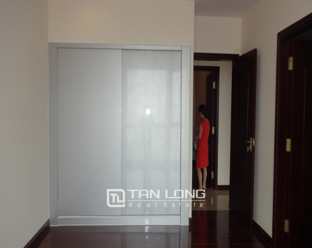 Selling 3 bedroom apartment in R1 Vinhomes Royal City, no furnishing 6